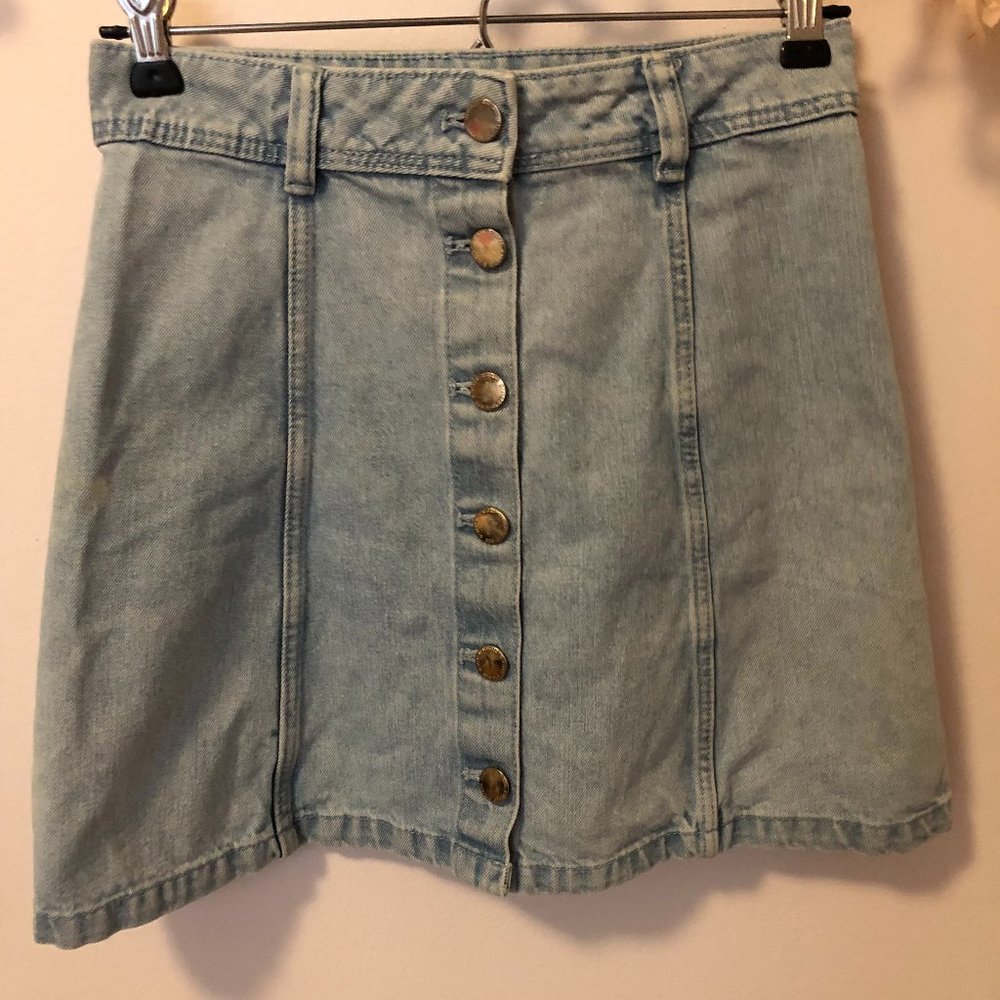 H&M LIGHT WASH DENIM MINI SKIRT WITH BUTTONS